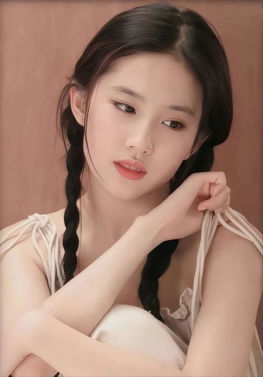 刘亦菲扎两个小辫子,好像邻家少女一般#刘亦菲# #神仙姐姐刘亦菲