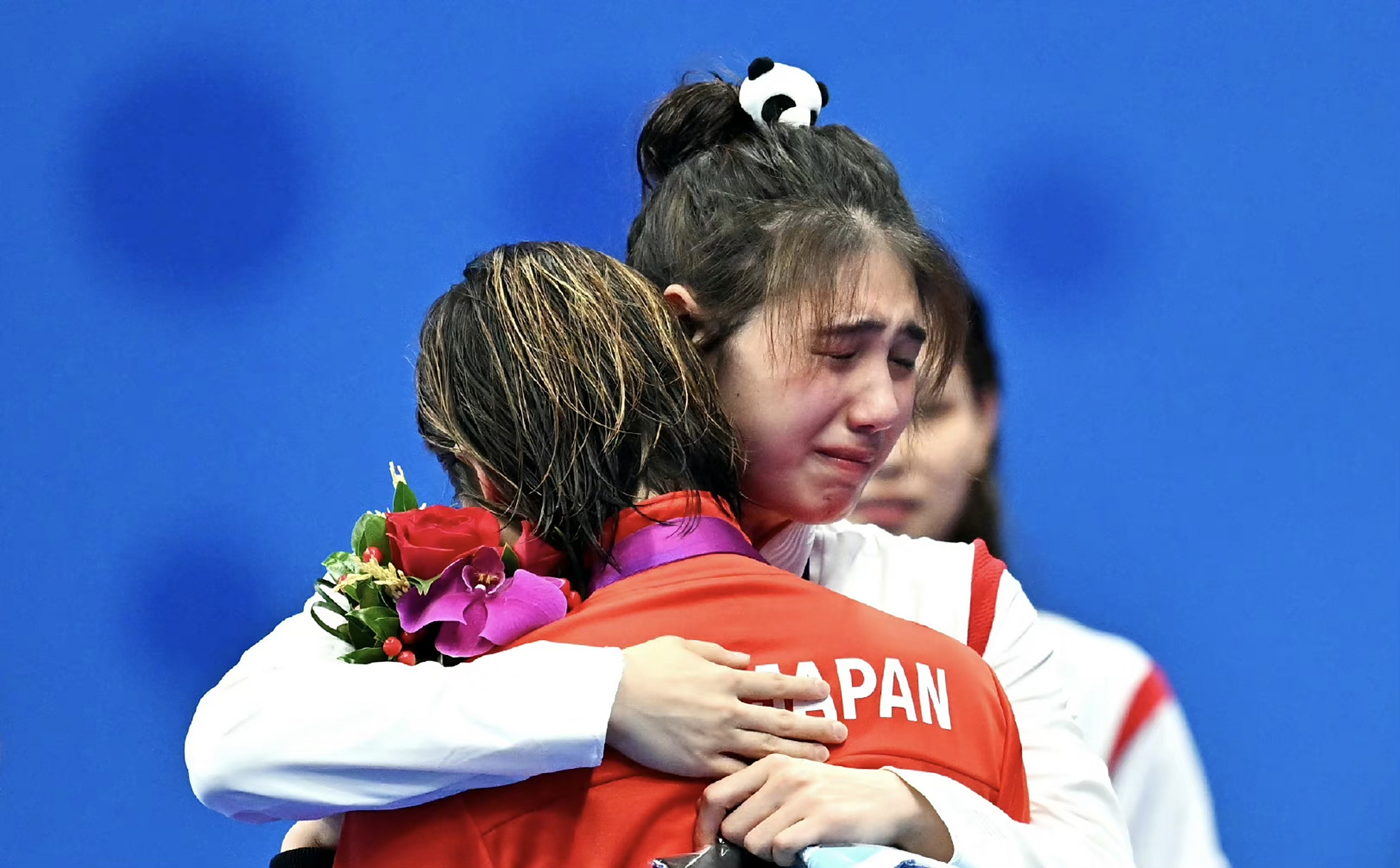 最美#镜头#:中国选手张雨霏与战胜白血病的日本选手池江璃花子相拥