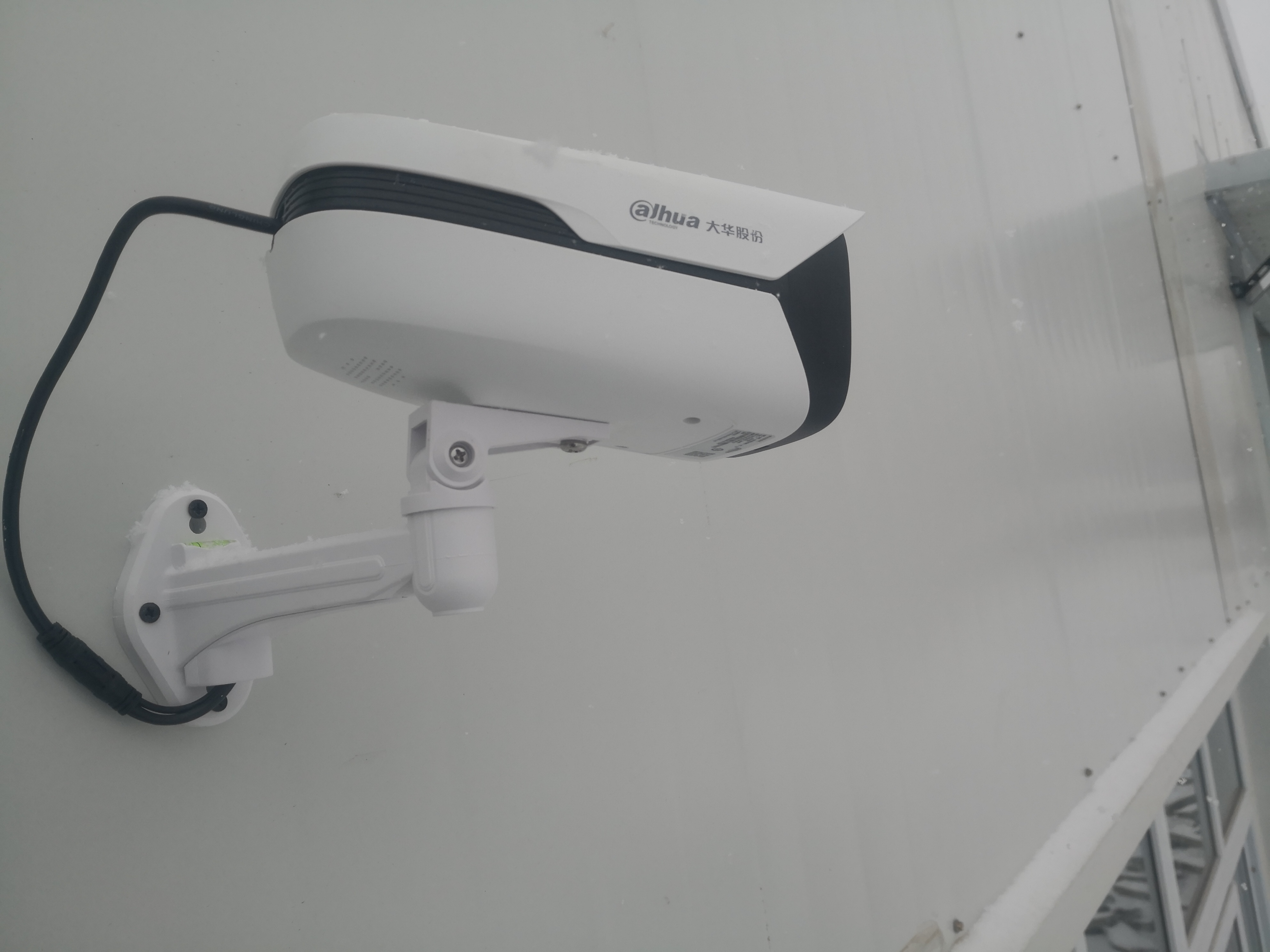 "眼前的这一堆白色电子设备,仿佛是现代科技的冰山一角