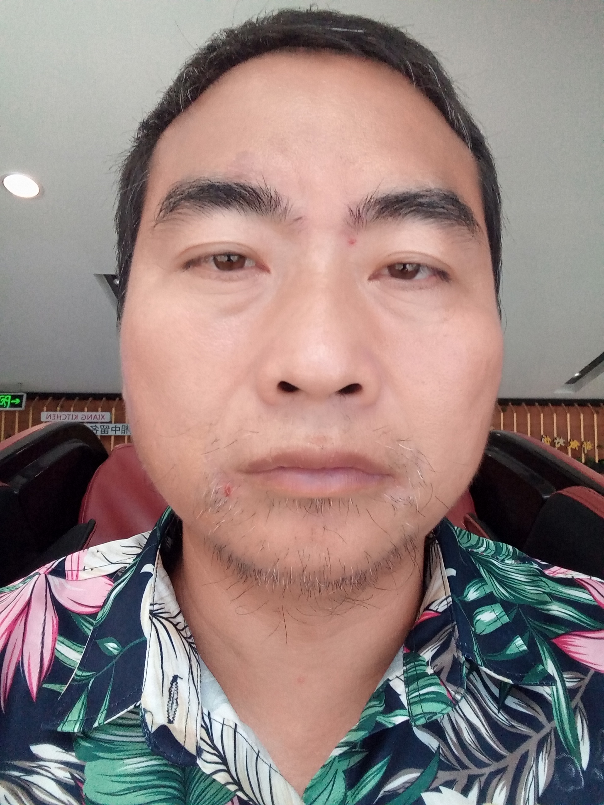 这样狼狈不堪的男人,还有气质吗?怎么眼睛无神不见耳朵