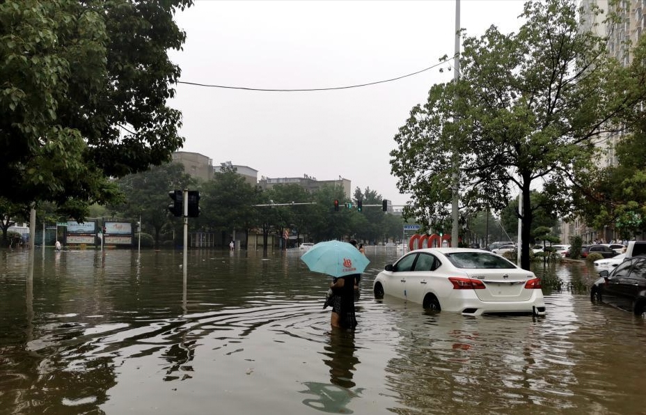 农民苦不堪言 7月13日,湖北襄阳迎来了一场突如其来的超级大暴雨,这场