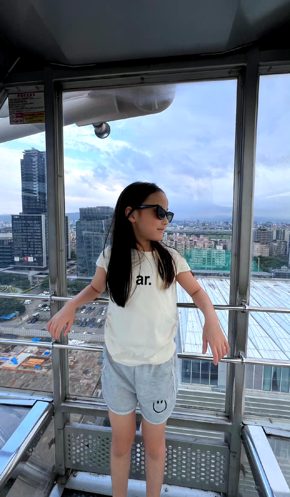6月11日,欧弟前妻郑云灿晒出大女儿jojo的近照