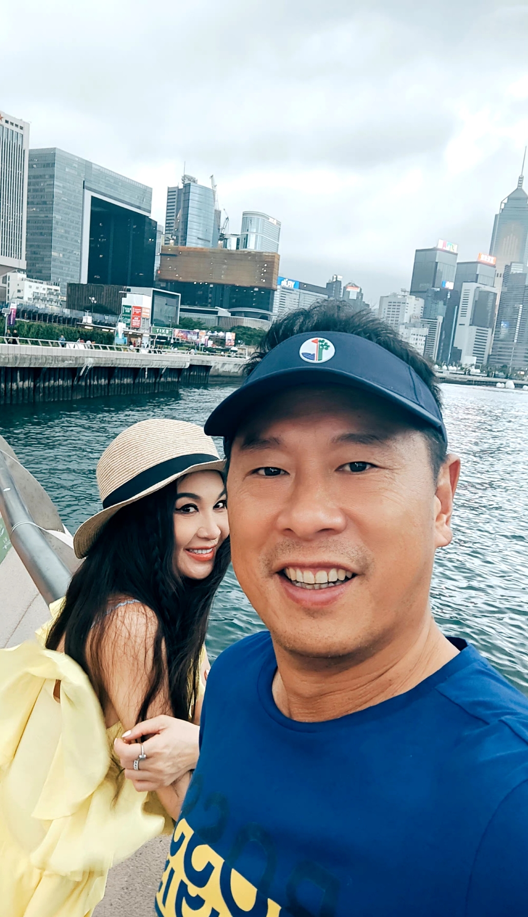 温碧霞晒全家福庆祝父亲节!