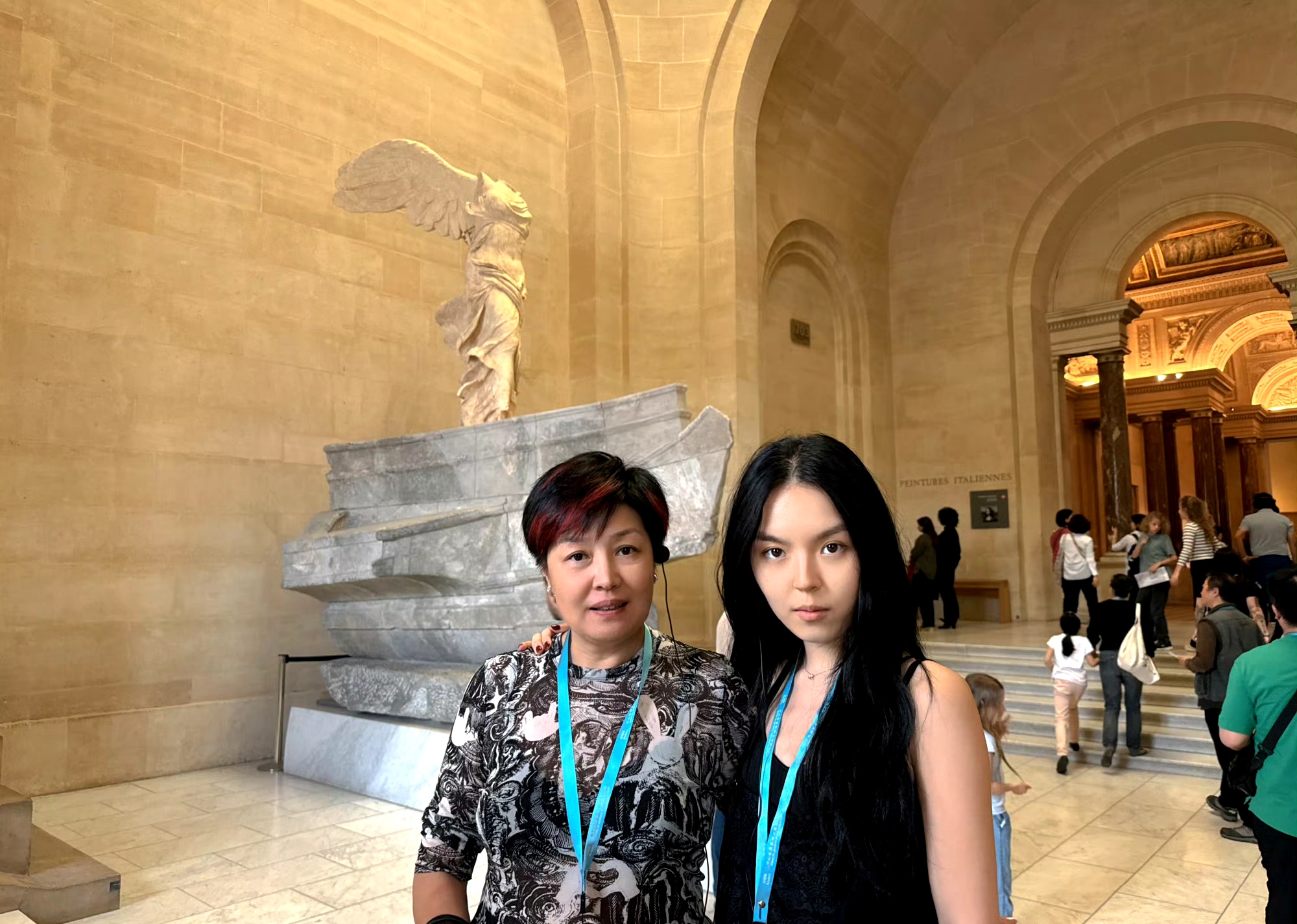 5月25日,哈文晒出与女儿法图麦一起夜游卢浮宫的照片.
