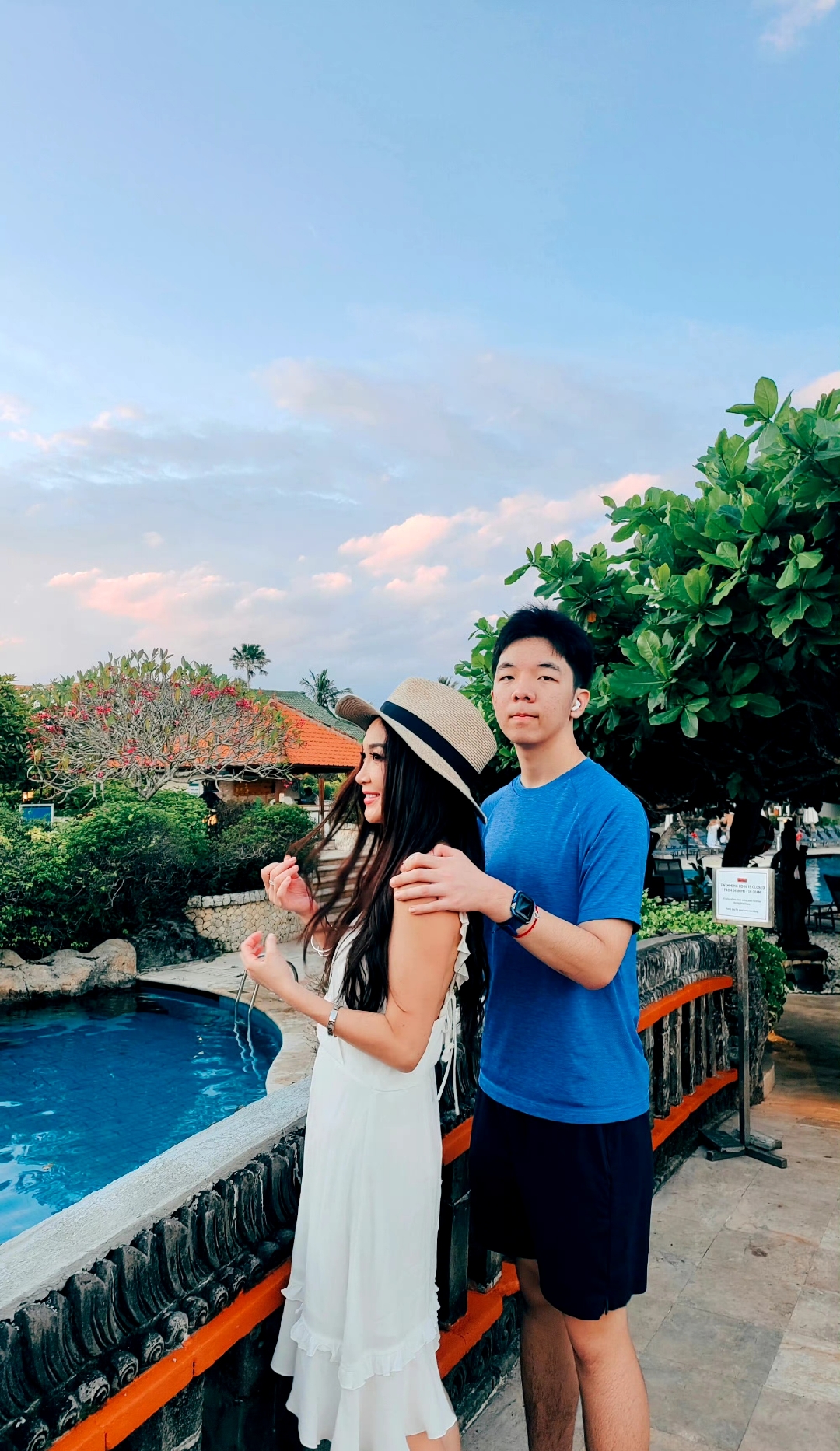 6月2日凌晨,温碧霞晒出一家三口合影庆祝儿童节.