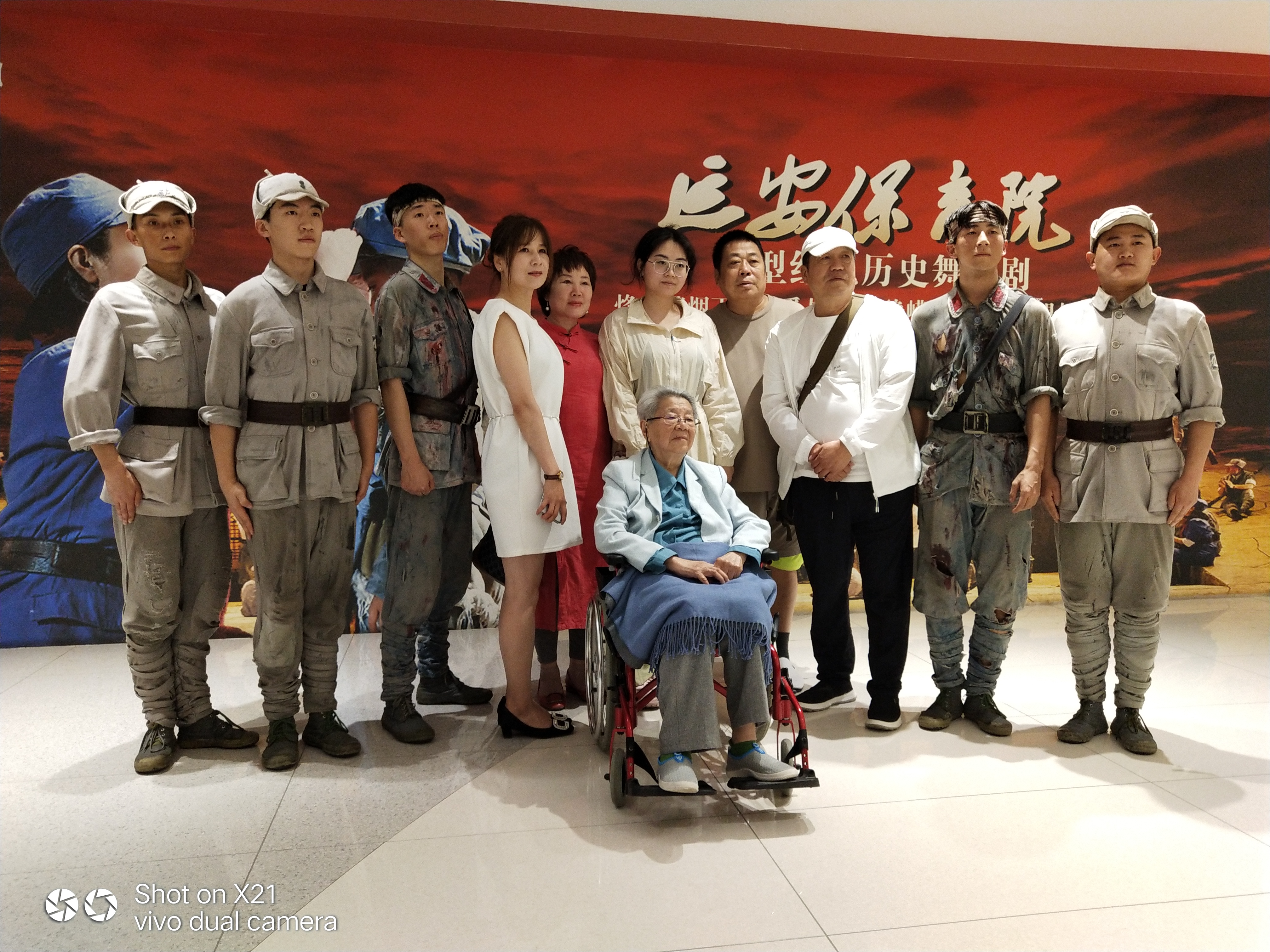 黄土画派研究院副院长,著名画家陈光健,刘丹参观《延安保育院》