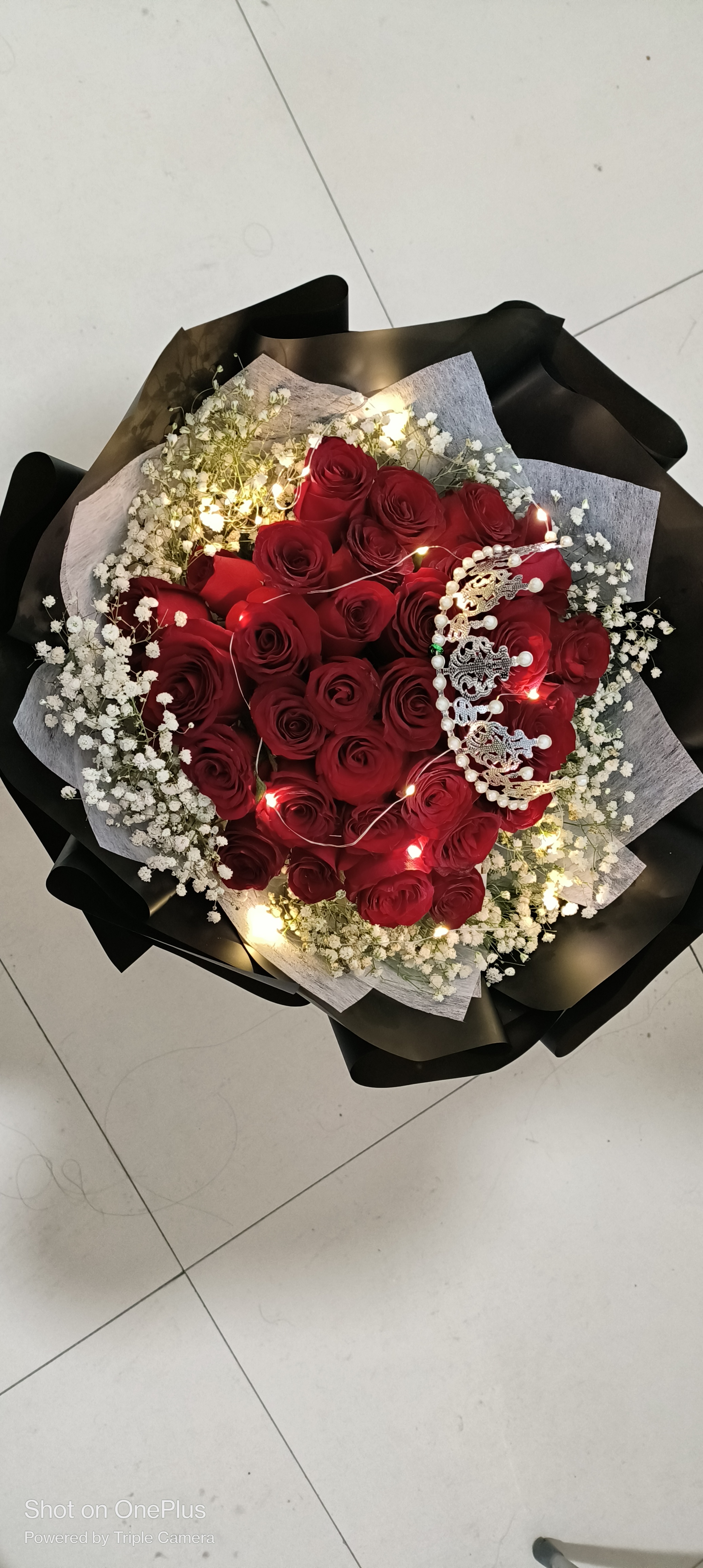 🌹红玫瑰与黑纸的奇妙碰撞✨  第一次收到用黑纸包装的红玫瑰,真