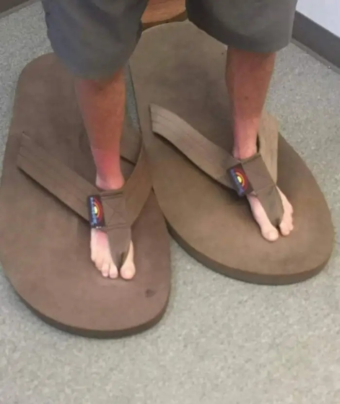 那拖鞋大得夸张,不知是为谁设计