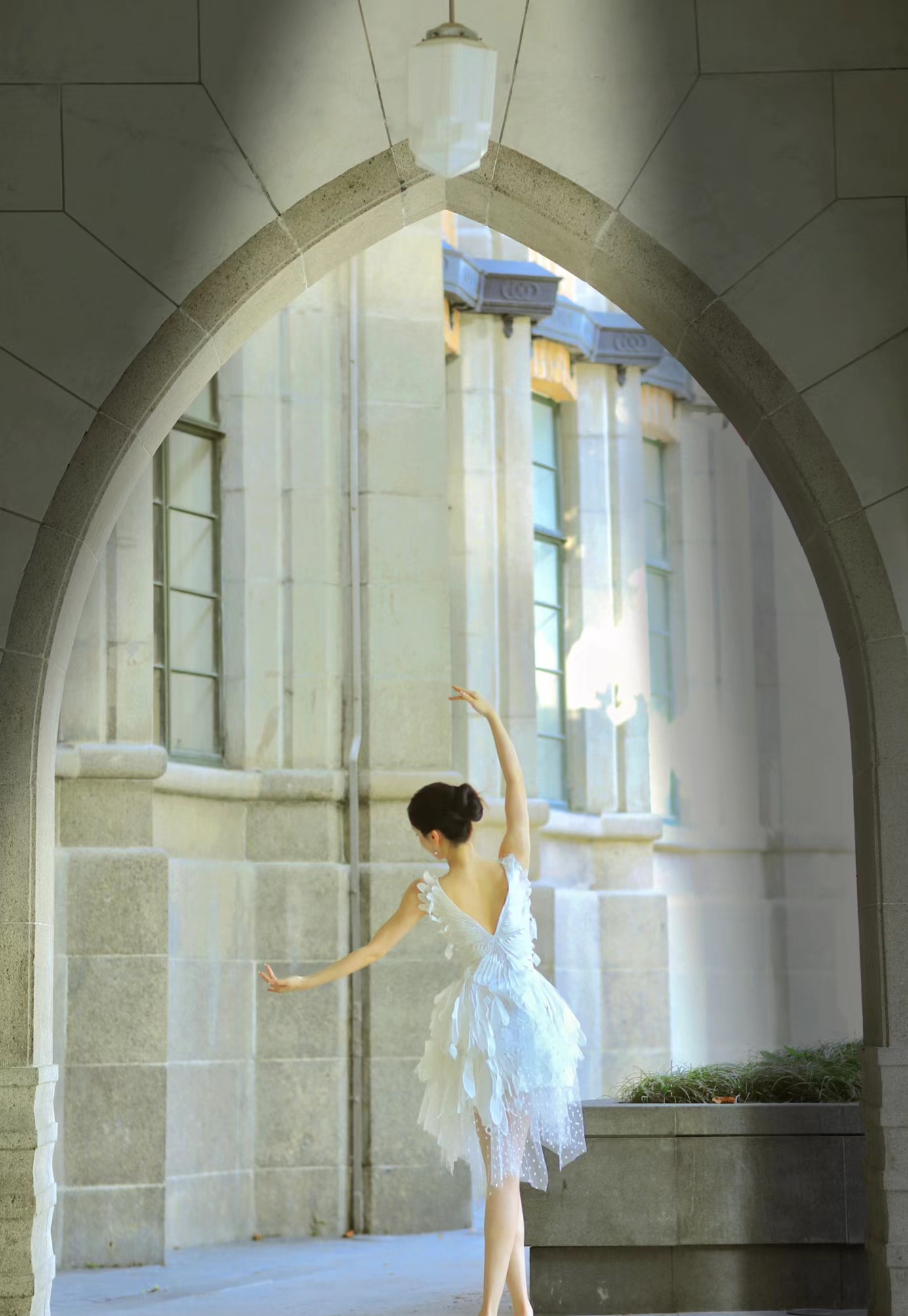 身着白裙的美女,利落的丸子头更显清爽