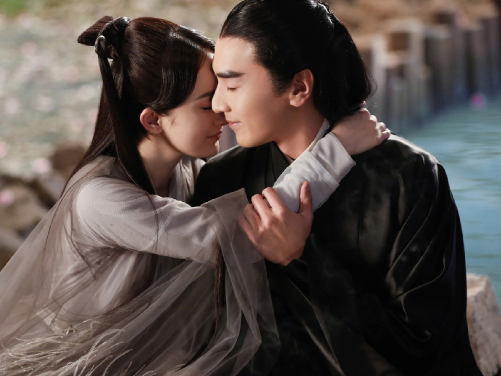 在夜华认出了白浅就是素素之后,他好像一下子变成了情场高手,变弟很