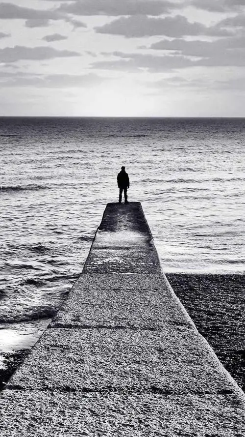 不是只有大人是苦的,其实小孩也是,孤独的路上没有朋友,只有茫茫的