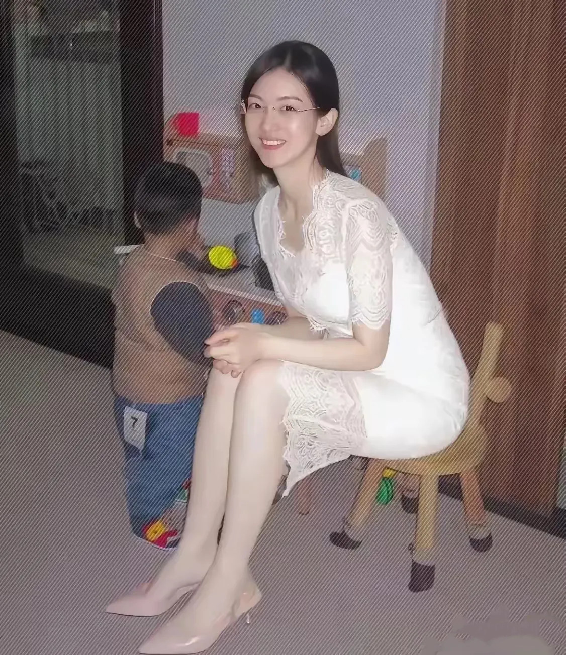 网友说: 这个是我媳妇,她是个小护士 我哥们都说护士跟幼师容易出轨