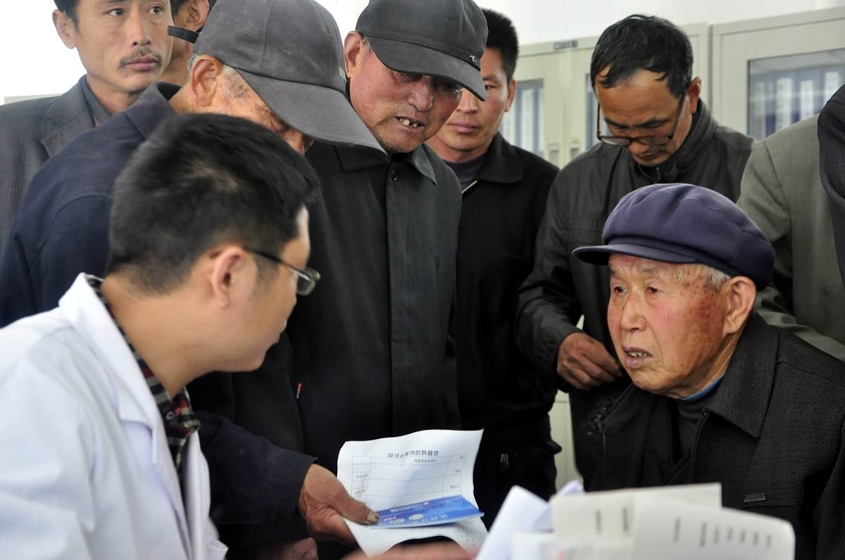 在农村地区,许多老年人因为贫困而无法负担医疗费用,看不起病已成为一