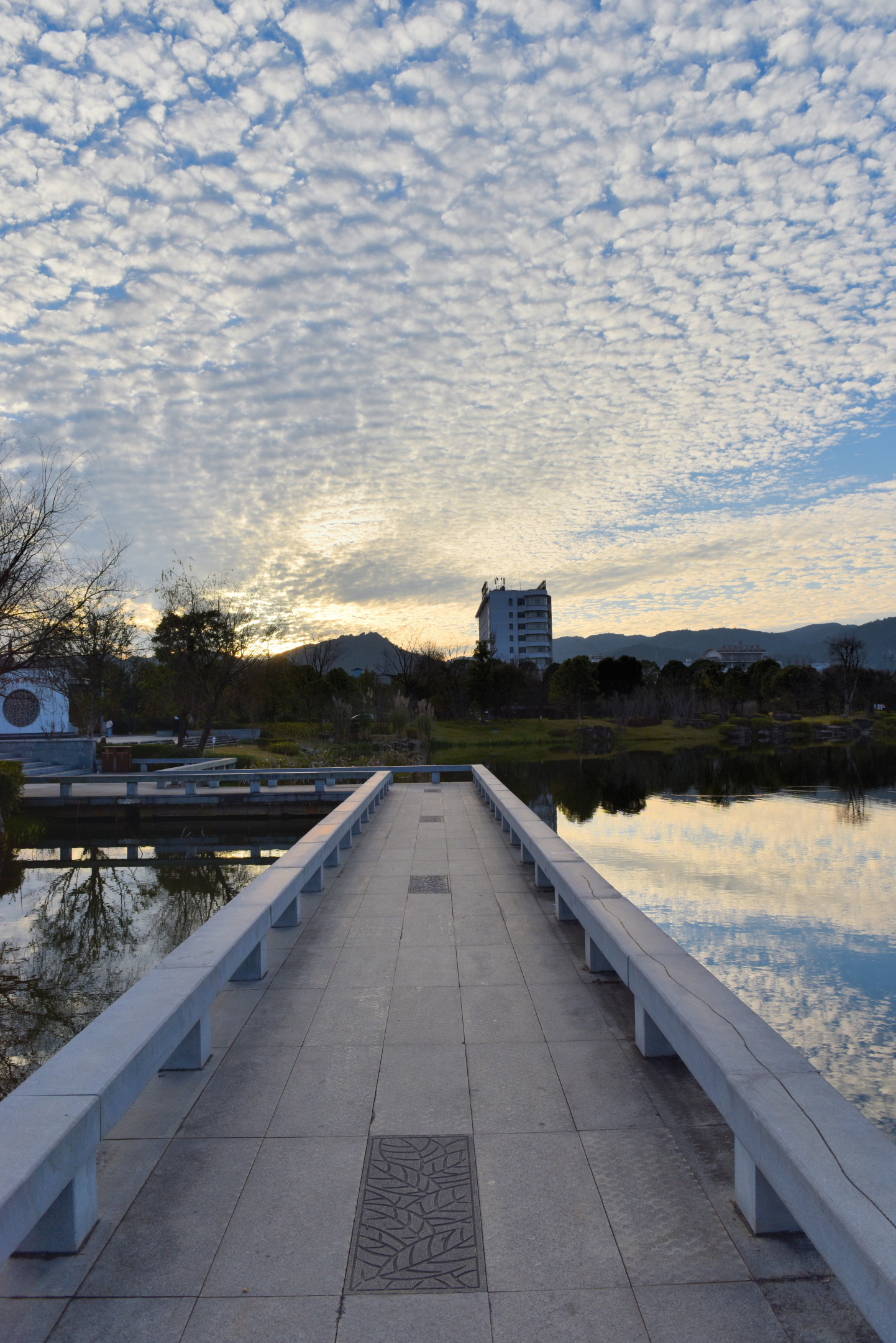 摄影# #记录我的城市吧# #和大自然的亲密接触# 行走在水天一色的水