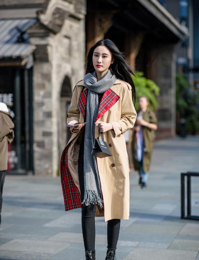时尚穿搭# #养眼美女# 寒冷的冬天,既时尚又温暖的风衣,让人风度和