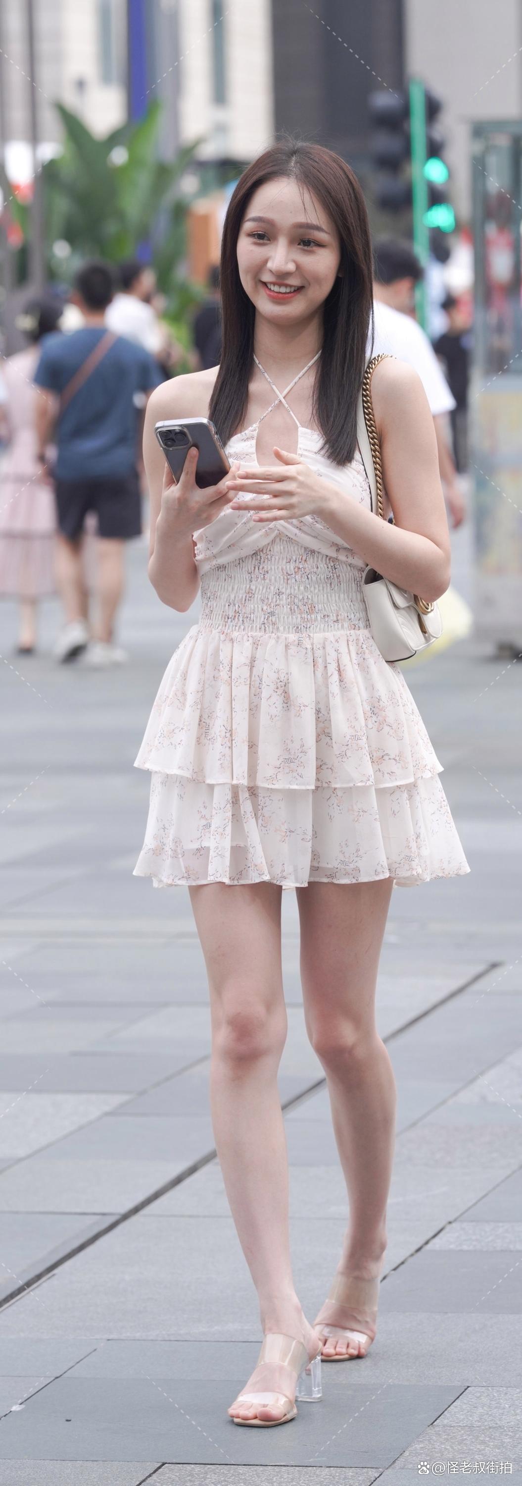 养眼美女# #时尚穿搭# #性感好身材# 夏日街头,清凉一"夏",这些短裙