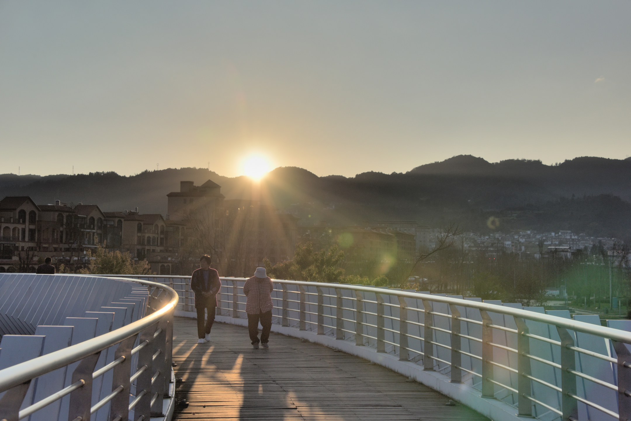 城市落日余晖人们图图片