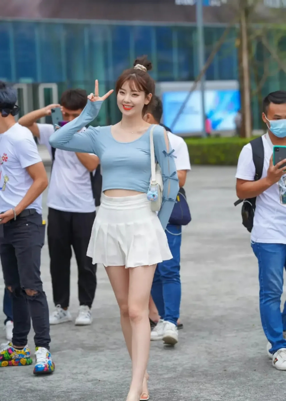 这个西安女孩成为网红佼佼者, 坐拥百万粉丝, 车模加直播身价不菲,穿