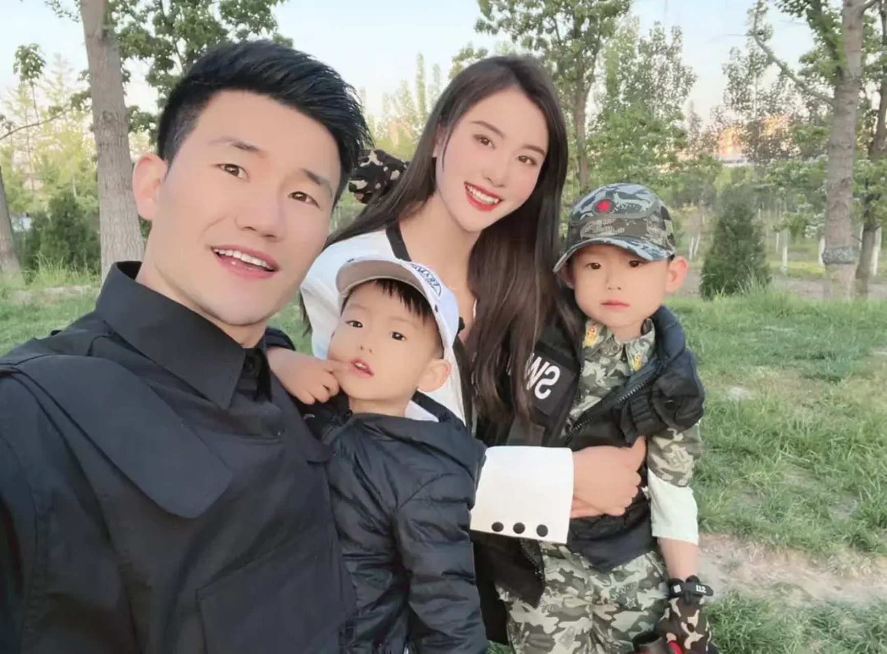 嘎子哥的扮演者谢孟伟晒出与老婆郭珊珊在海边戏水的照片,嘎子破洞