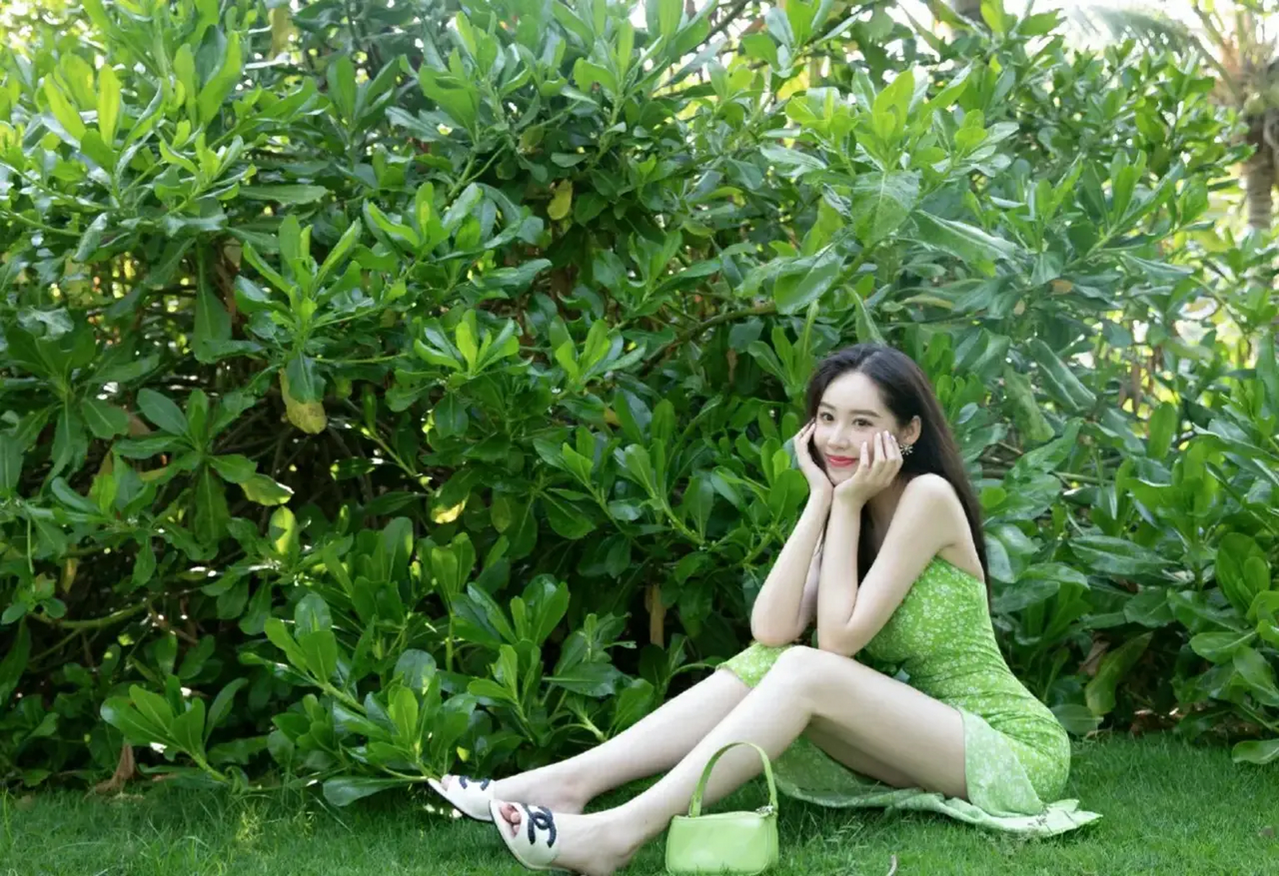 气质美人荣梓希 荣梓希,演员,爆款剧《流金岁月》饰赵玛琳,在服装搭配