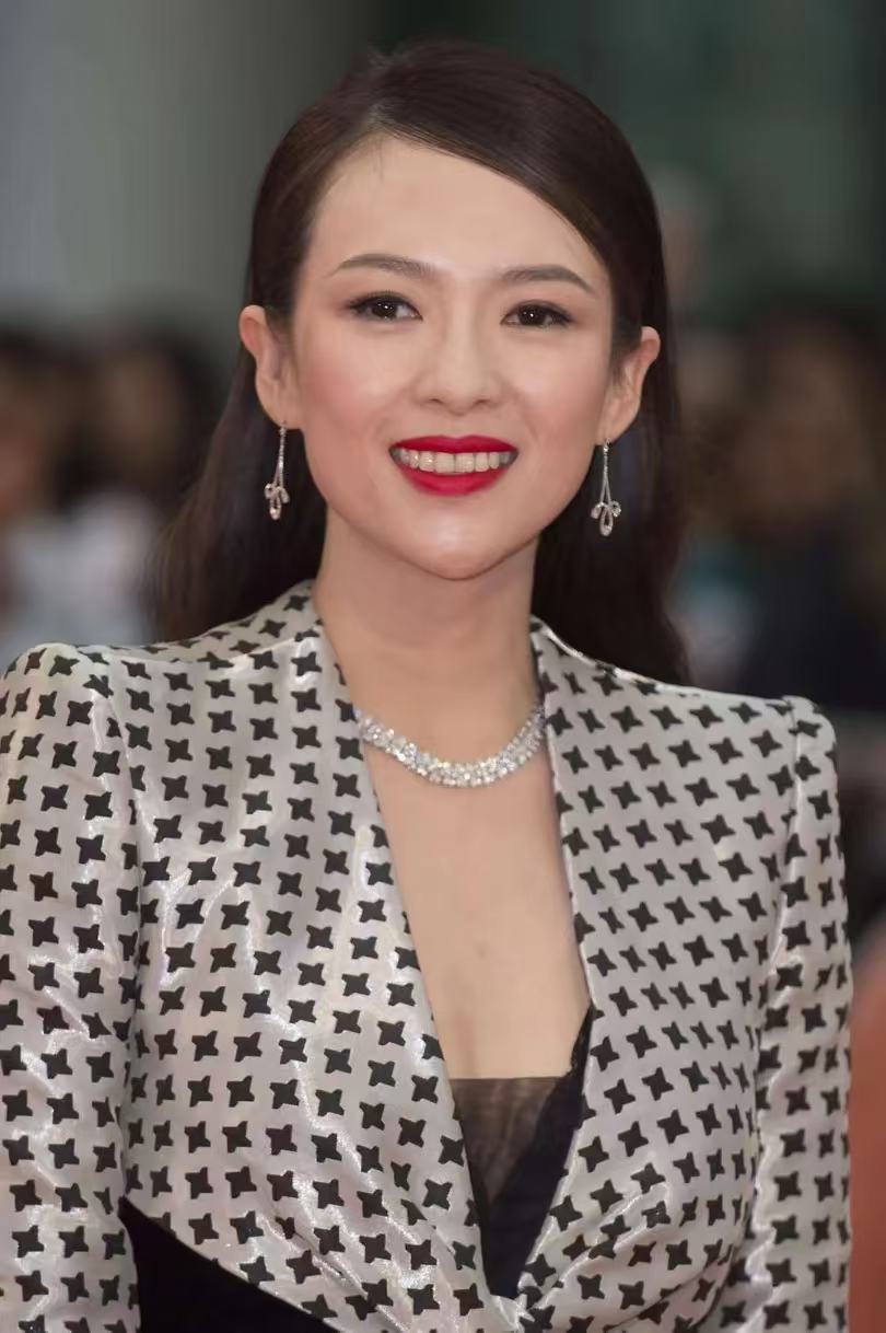 服装选择:章子怡身着一套黑色西装,外套上精致的白色图案点缀,既滔种