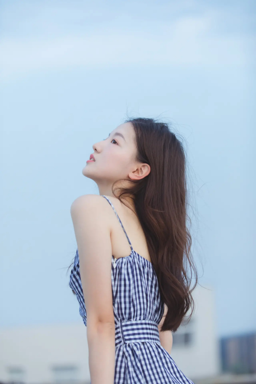 "浙大校花"孟羽童吊带裙 孟羽童是浙江大学的女神,不仅仅颜值在线