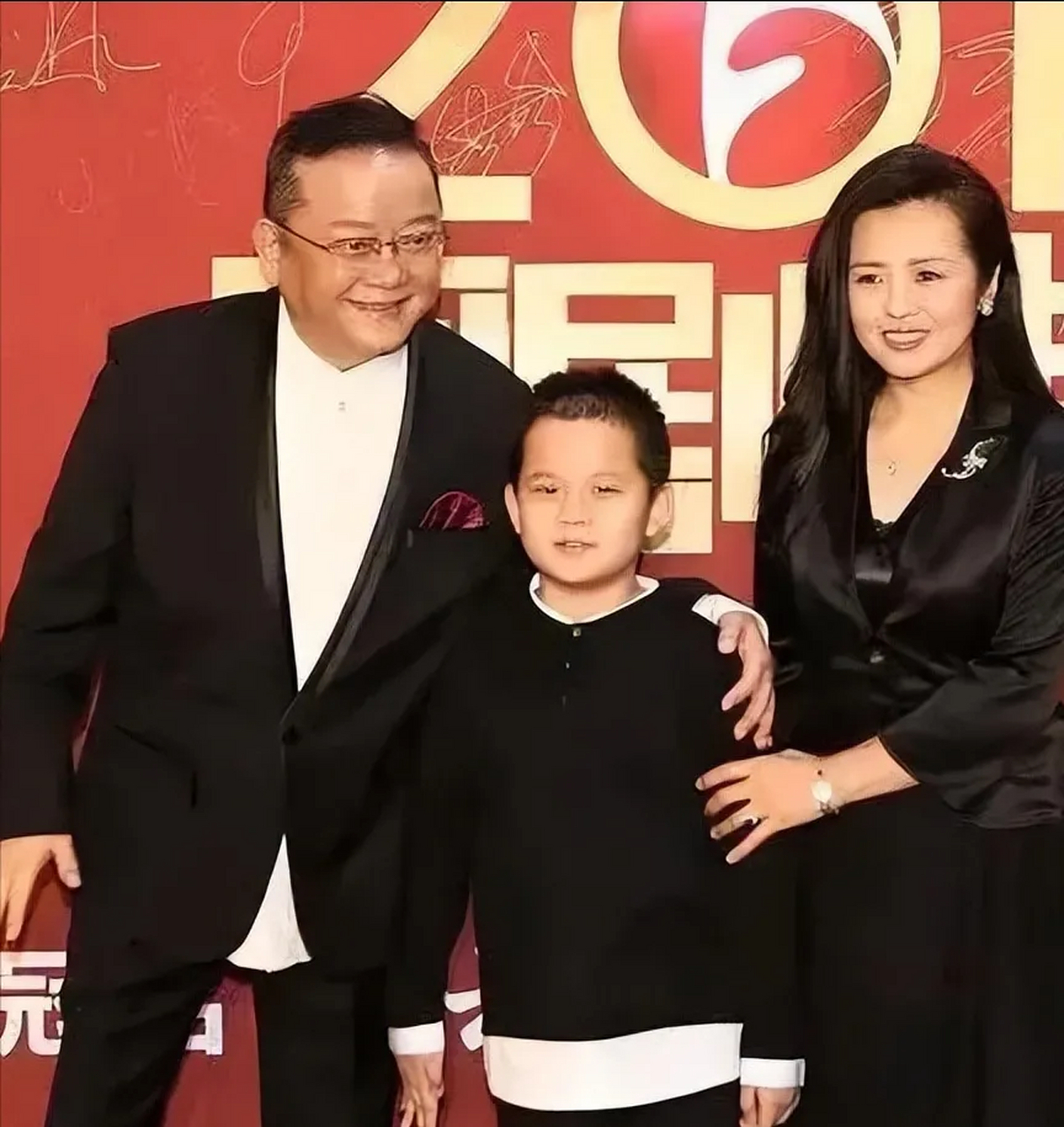 73岁王刚携三婚妻子和小儿子一起出席活动!