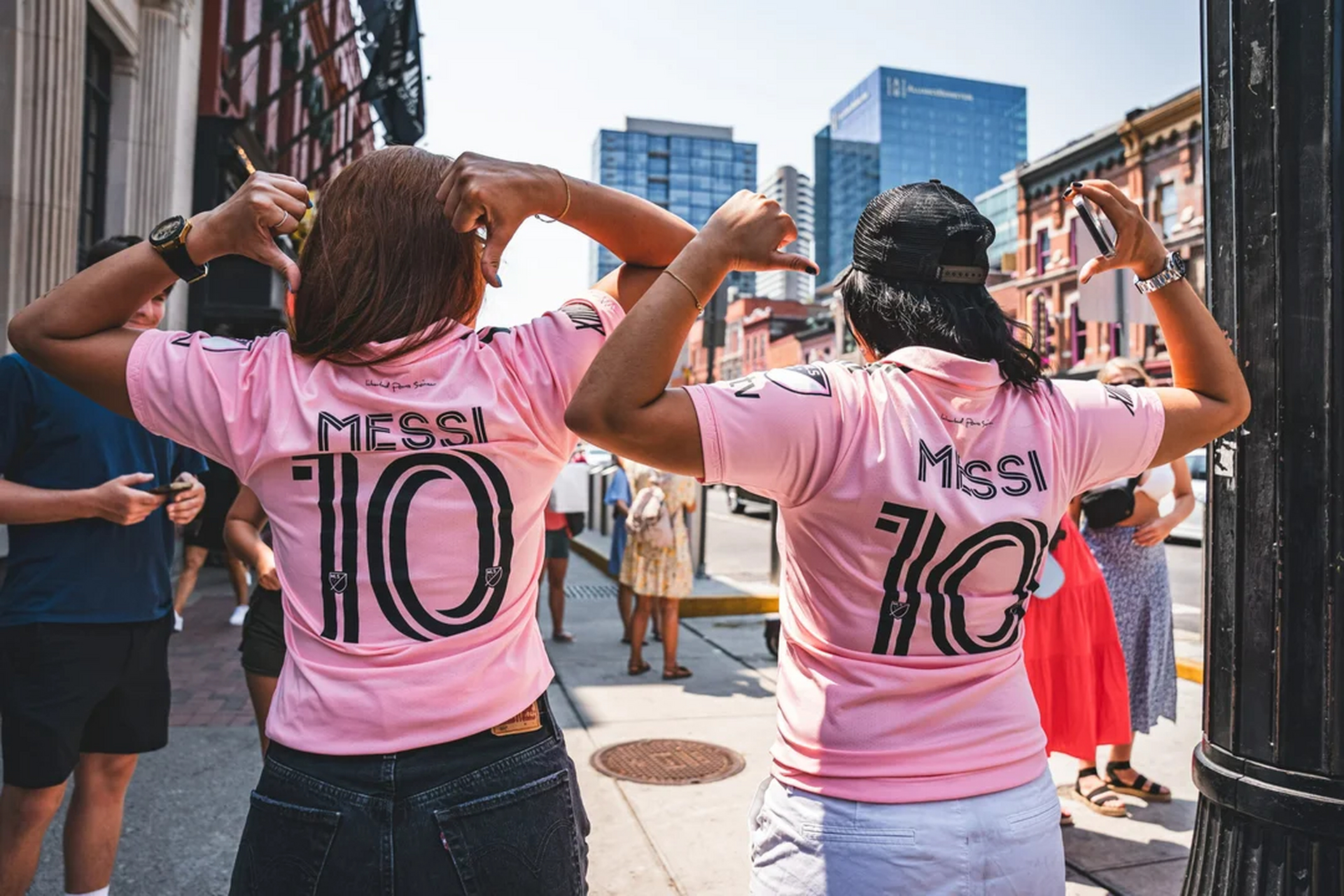 梅西的粉色迈阿密国际球衣被国际知名时尚杂志《vogue》评为2023