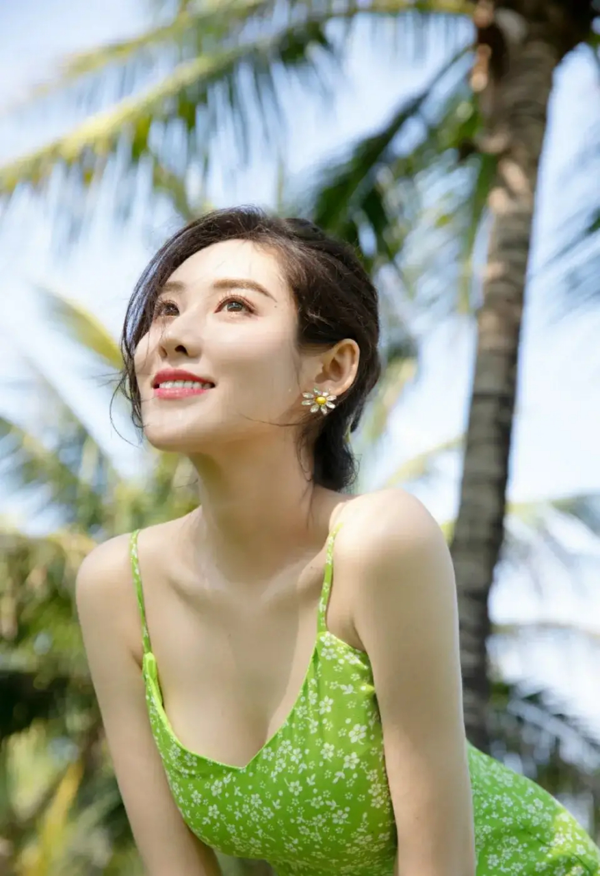 气质美人荣梓希 荣梓希,演员,爆款剧《流金岁月》饰赵玛琳,在服装搭配