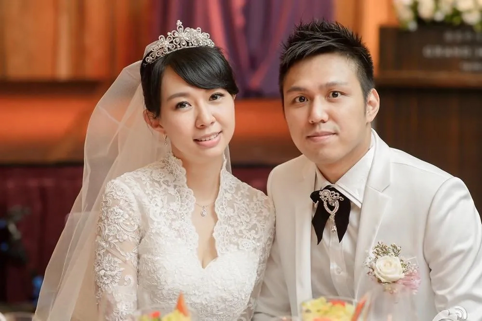 老公穿白色瓷砖挺健硕,高大帅气,太有夫妻相~