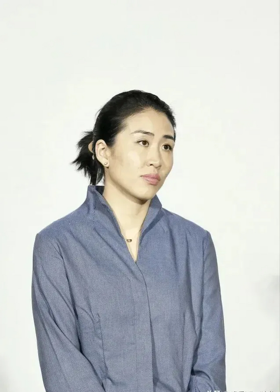 如今女儿白浪虽然没有成家,但是也做了预算师,穿搭很有职业感.