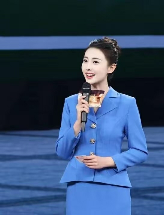 美女主持人张舒越,一袭蓝色西装套裙,优雅知性,温婉可人