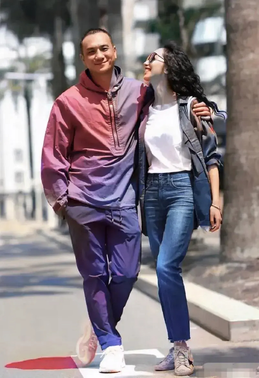 徐静蕾同居5年的前男友黄觉幸福开挂,取了一个小15岁的文艺女友成人生