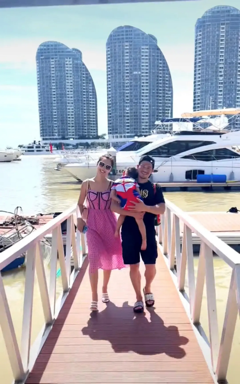 嘎子哥的扮演者谢孟伟晒出与老婆郭珊珊在海边戏水的照片,嘎子破洞