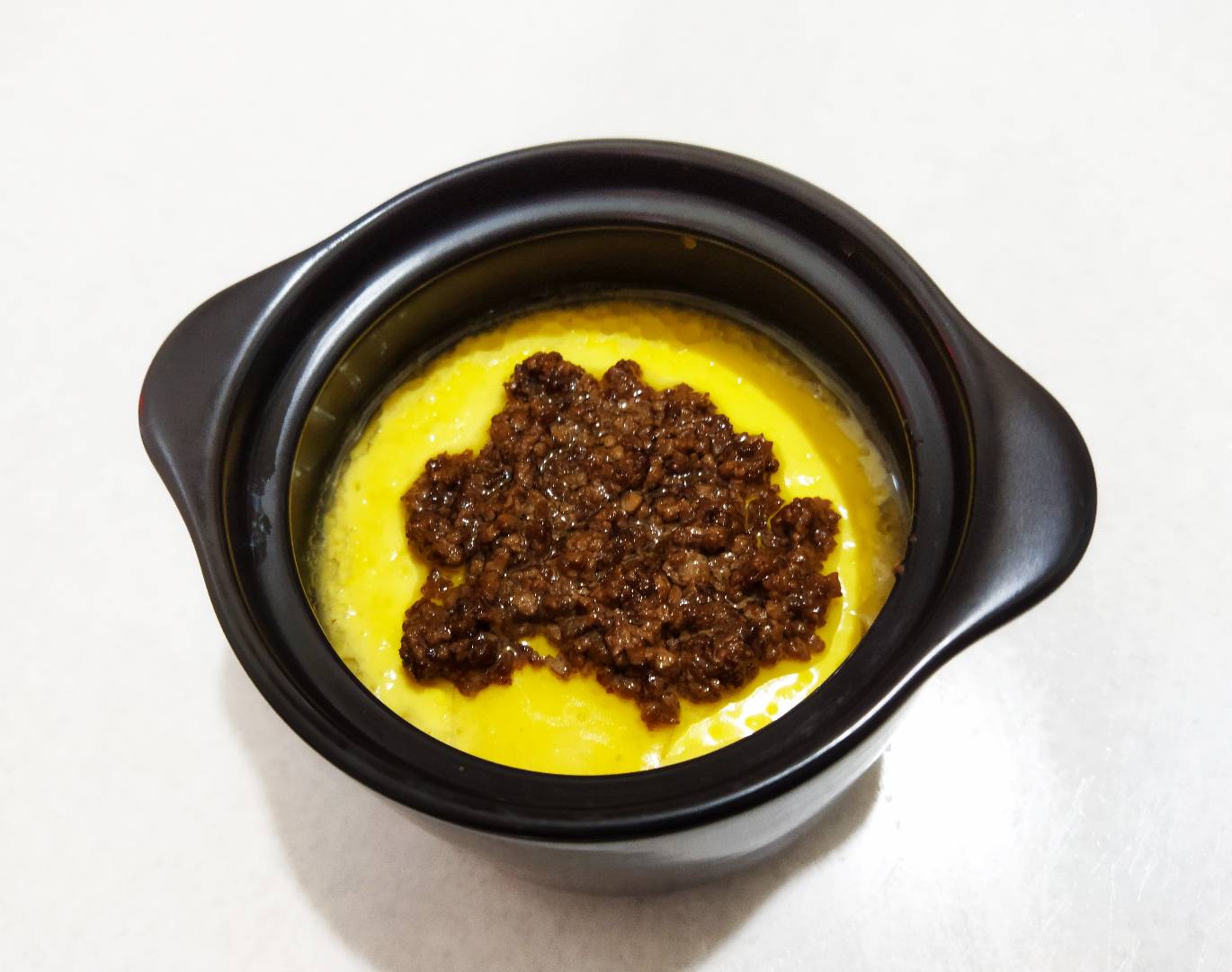 黑瓷碗中的美味秘密肉沫蒸蛋