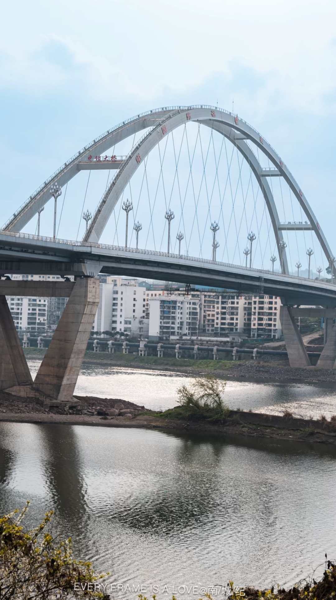 城市依山傍水,高楼林立,我在湖边散步,心情如这湖水般平静