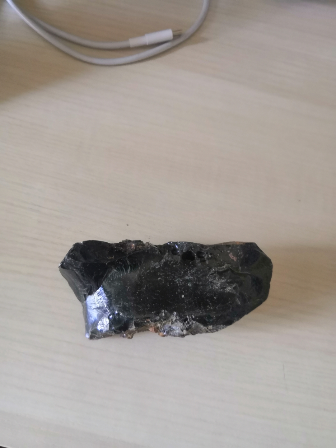 发一个墨绿色玻璃陨石,半透明,微磁性.请大家欣赏