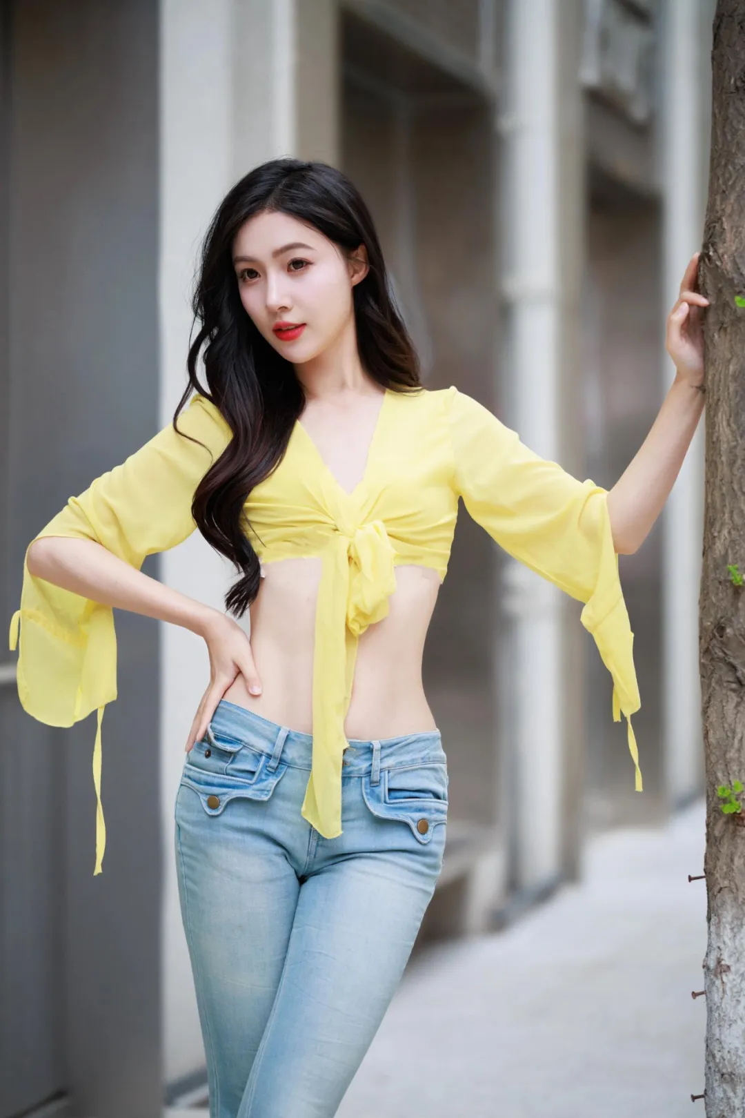 牛仔裤裹着青春,她走得飒爽