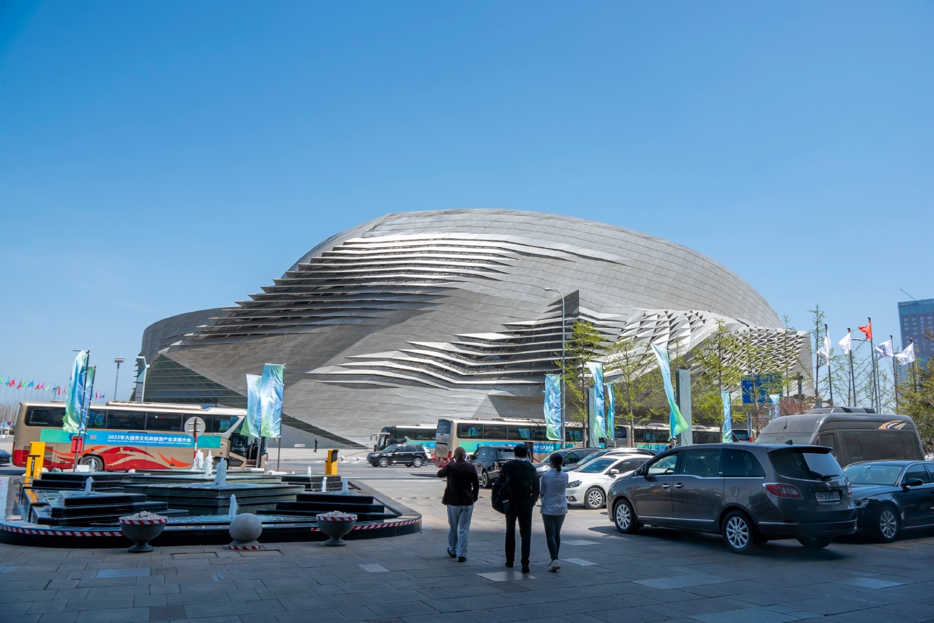 看简历就知道大连东港商务区有多了不起.