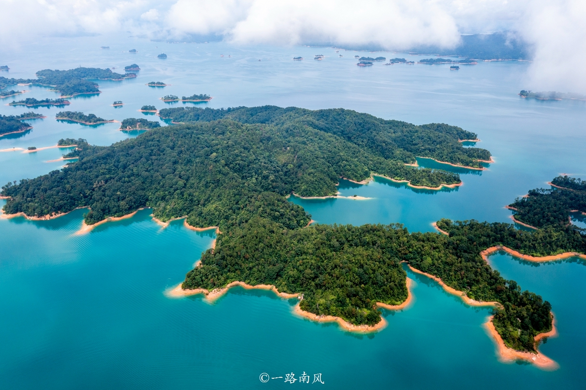 河源万绿湖,华南最大的人工湖,颜值不输杭州千岛湖,照片美到可以当