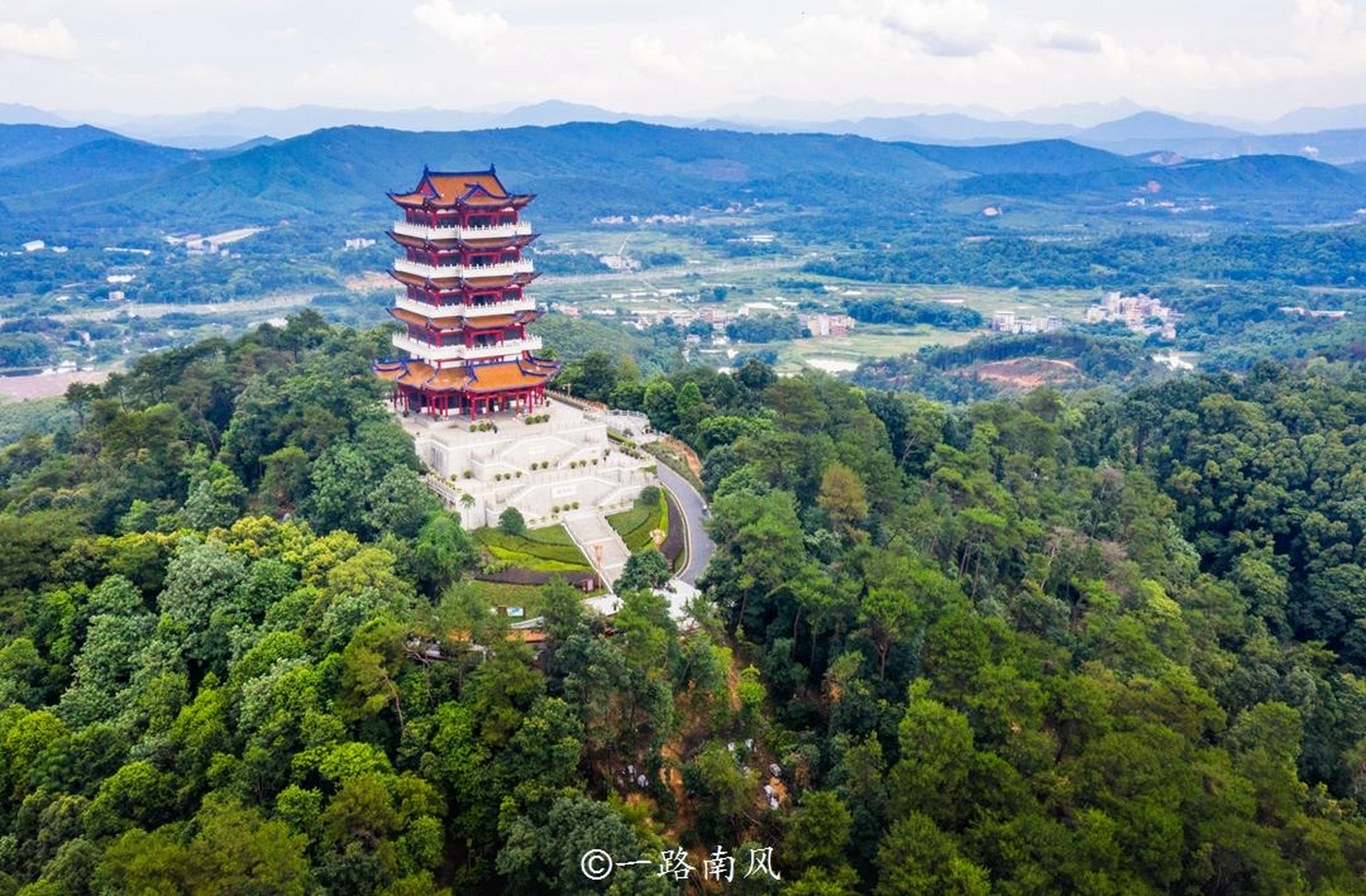 韶阳楼位于韶关国家森林公园内,高42.