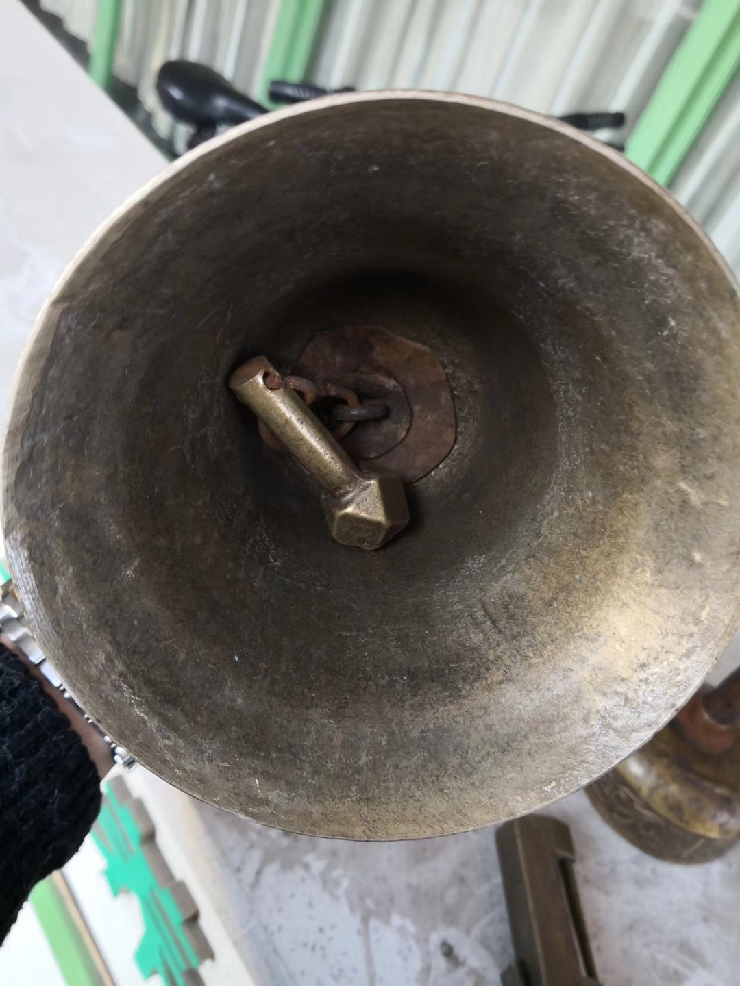 民国老校长手摇上课铃