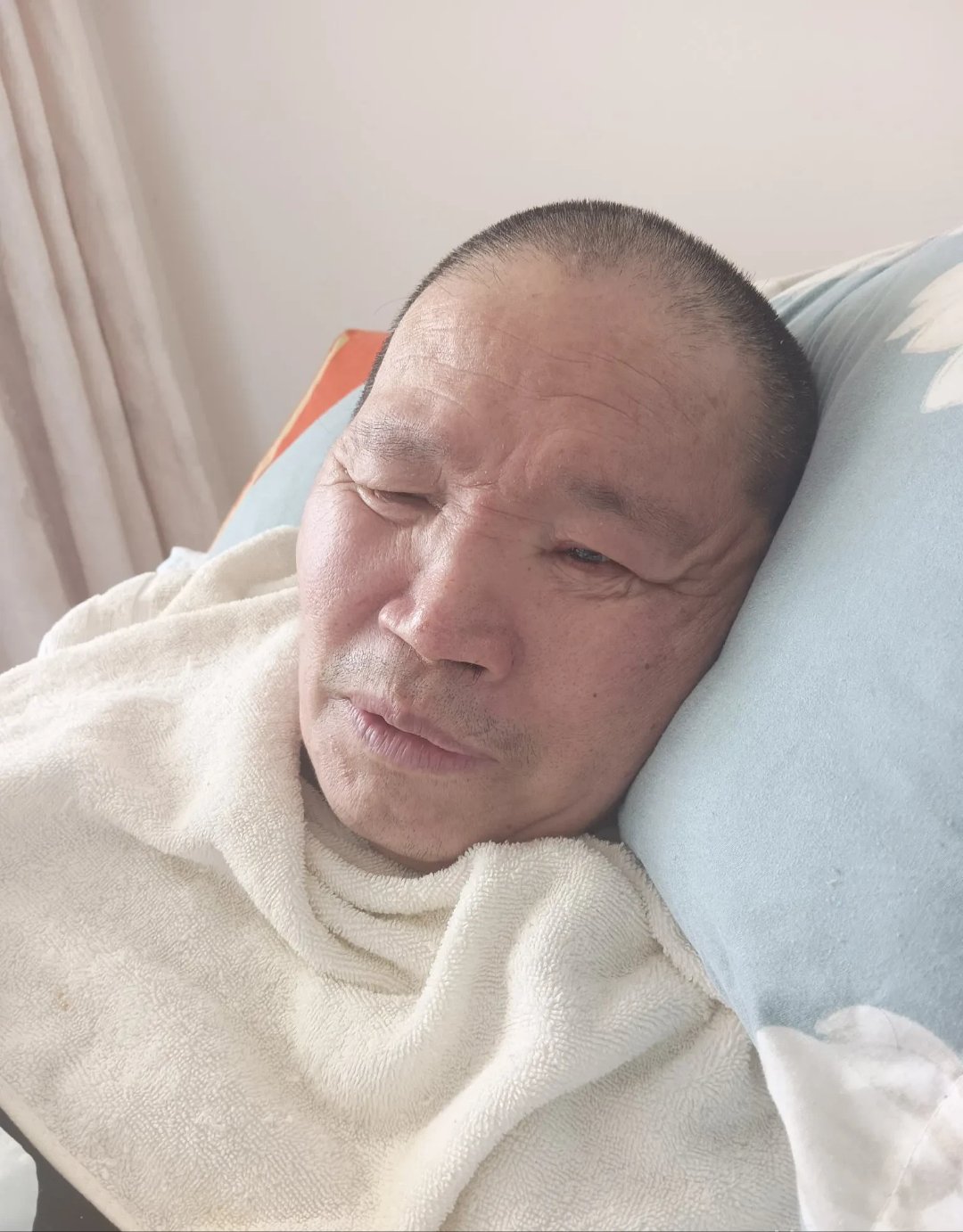 大爷躺病床真人头像搞笑爷爷生病照片真实面色萎黄躺在病床上的图片