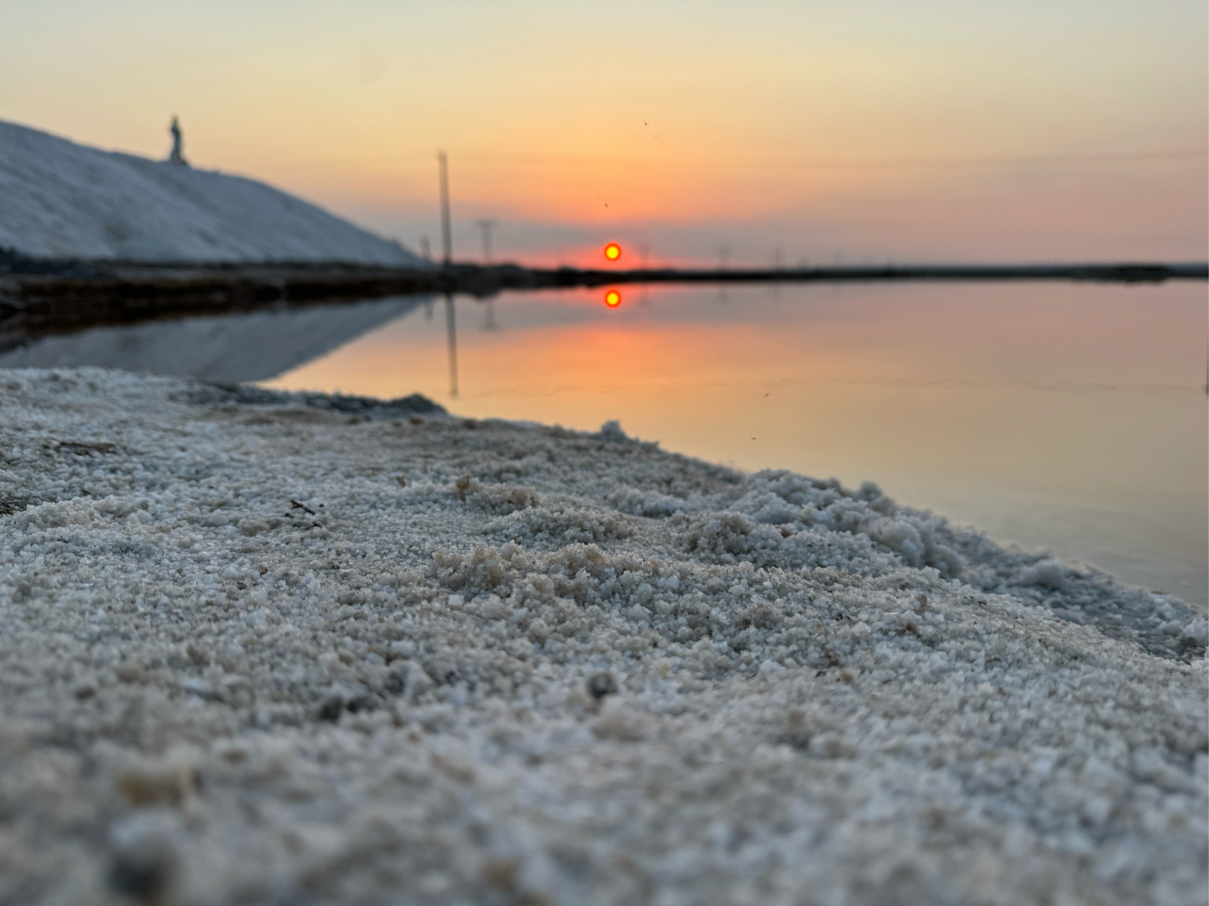 定边盐湖 "万顷银湖三里廊,十分景色九分盐" 定边盐湖有大小不等的14