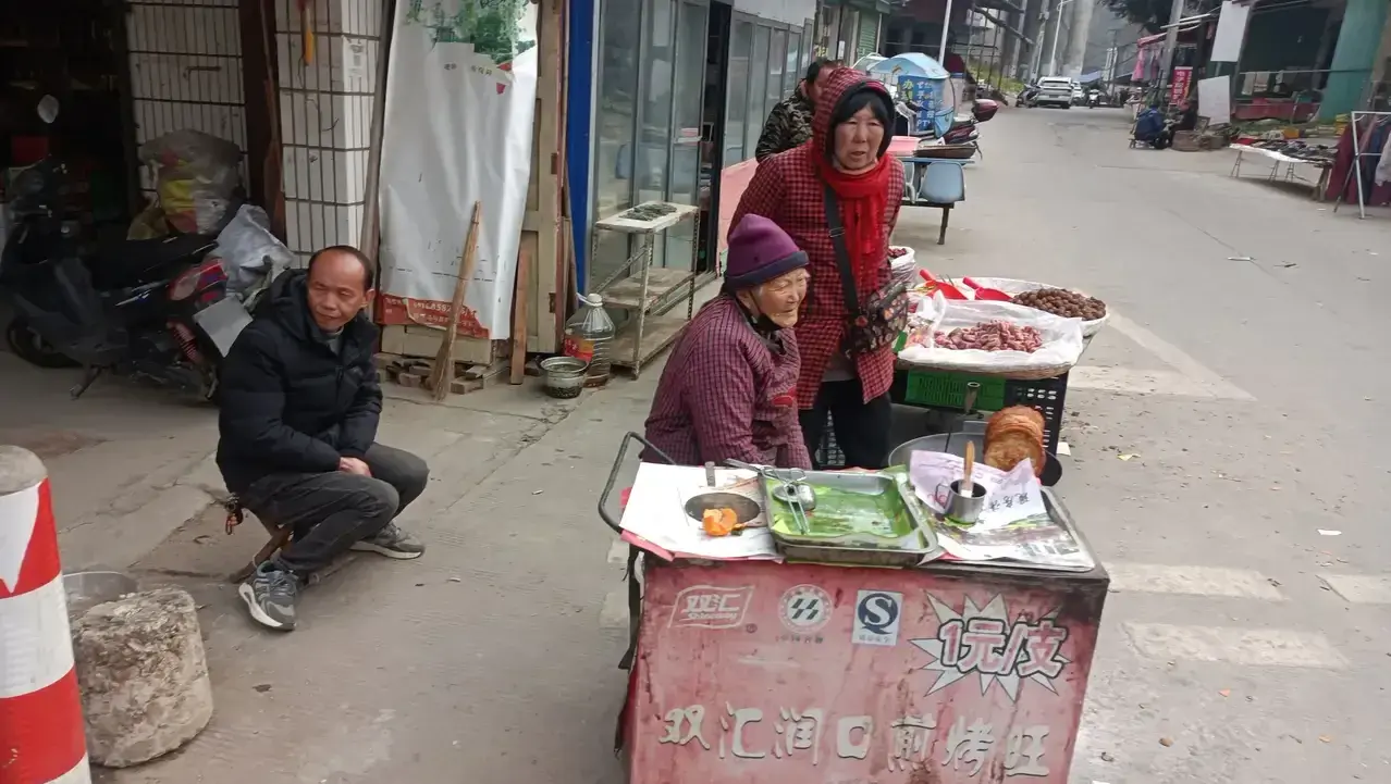 今天在洋县槐树关街上终于发现了卖后悔馍的老太婆