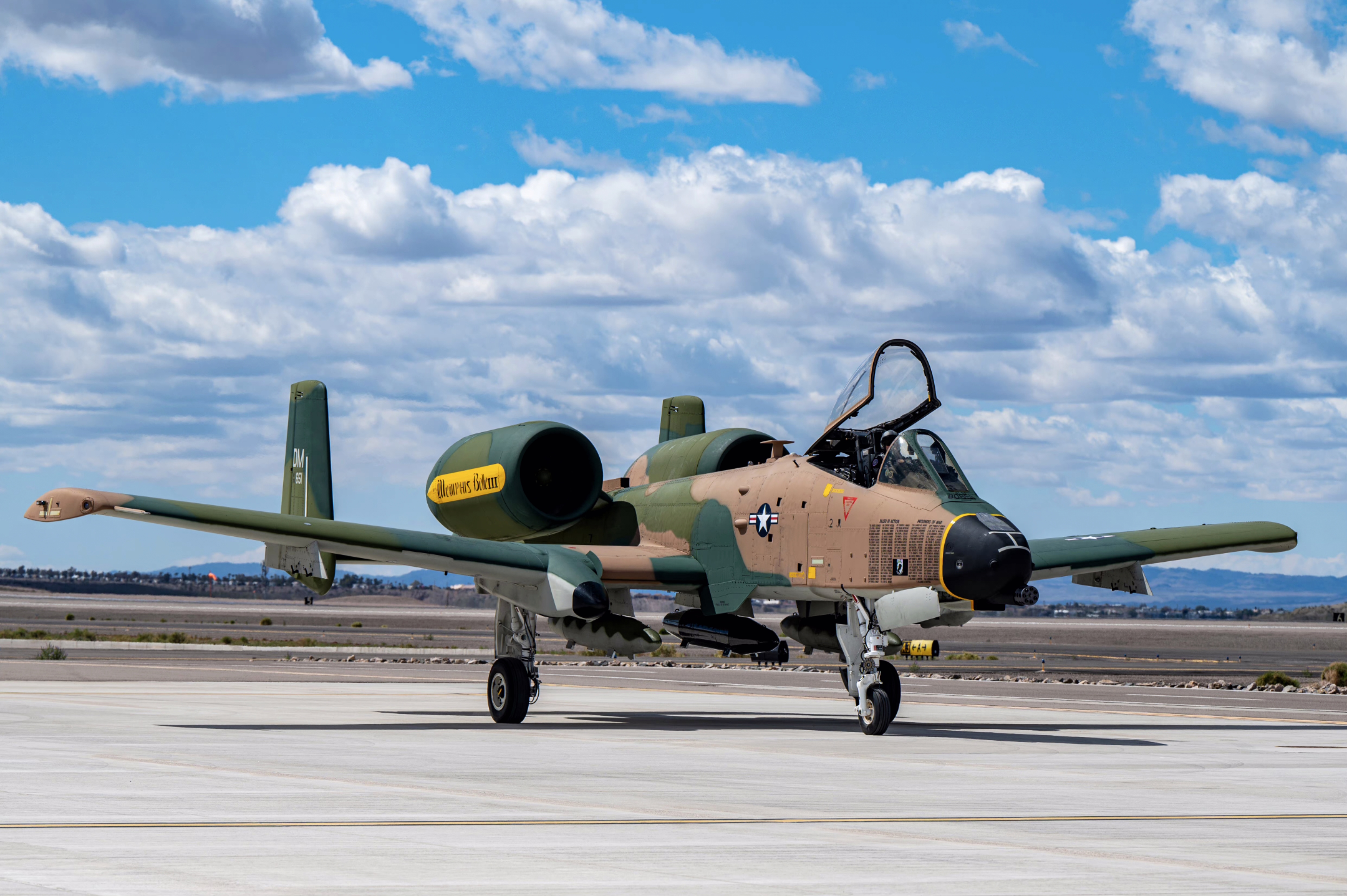 a-10雷电‖攻击机,也叫疣猪(我更喜欢第二个叫法)是美国空军的一款