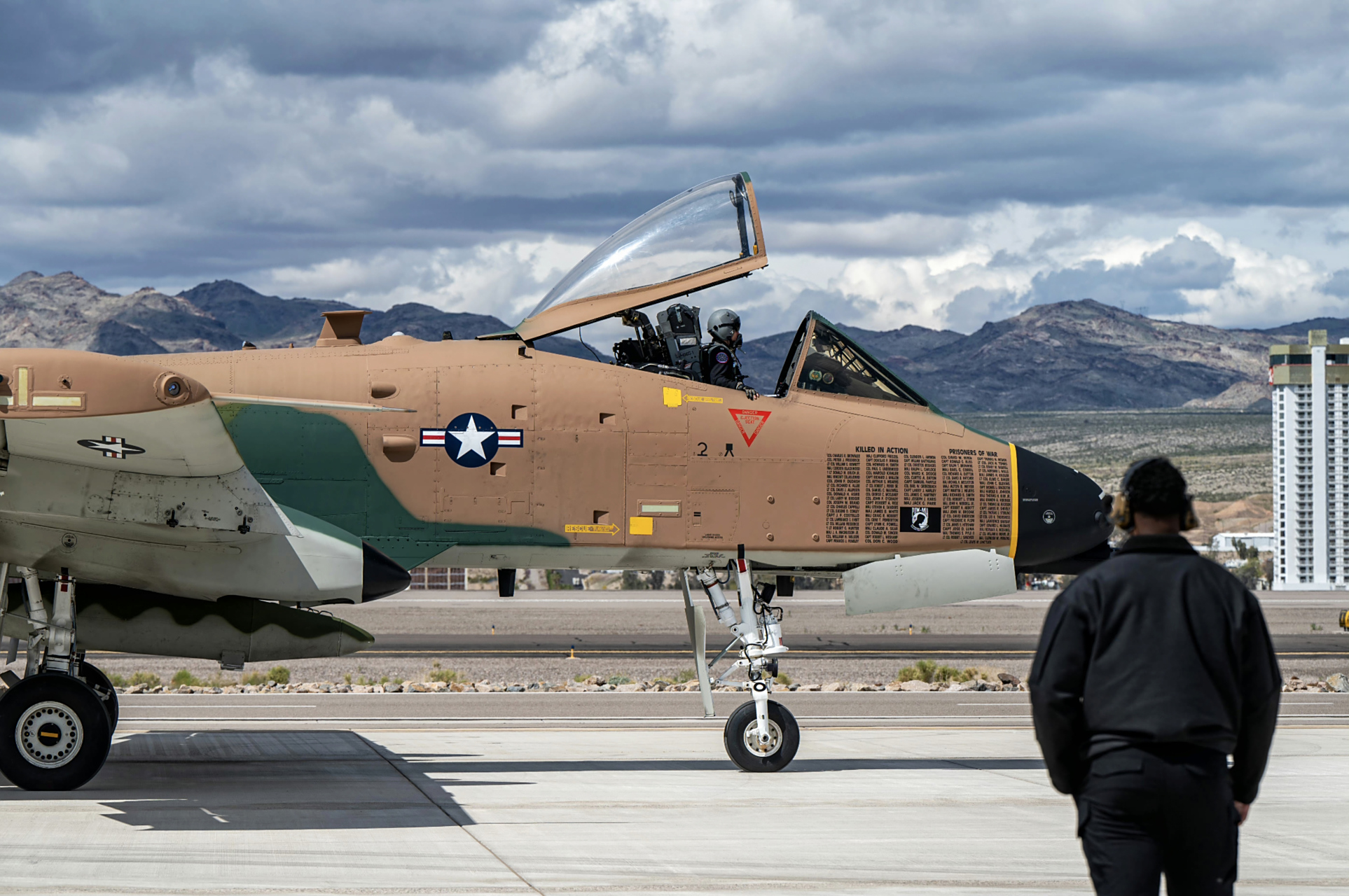 a-10雷电‖攻击机,也叫疣猪(我更喜欢第二个叫法)是美国空军的一款