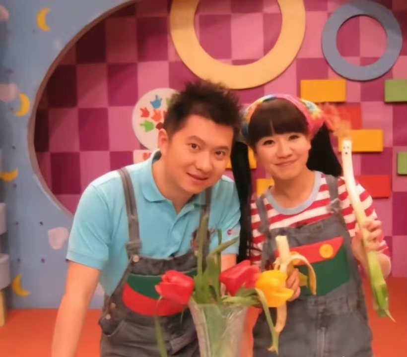 红果果绿泡泡一家看油菜花,一儿一女坐在爸妈身边,看着都很乖巧,发现