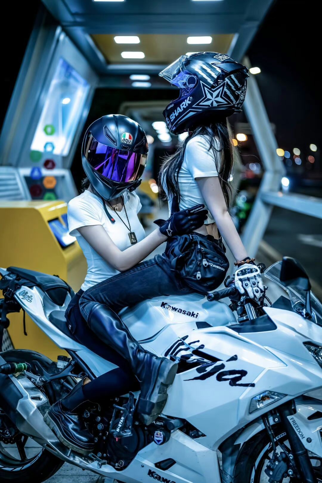 她的眼神坚定而深邃,仿佛能洞察一切,却又带着一丝不易察觉的温柔.