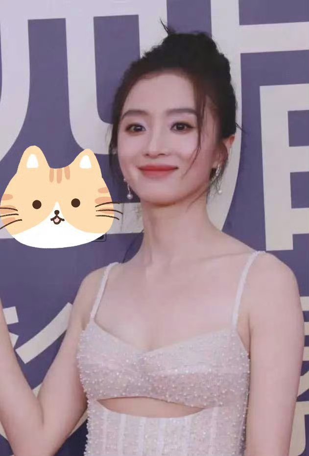 胡冰卿浓妆去搭配白色露胃吊带长裙,看生图都有点认不出了,酷似林依晨